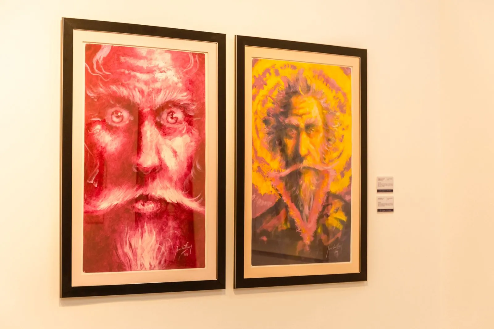 Obras en la Galería - Exposición Los Quijotes de Madera